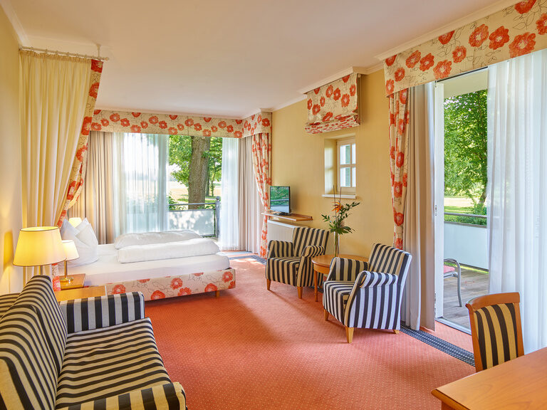 Gemütliche Holzhütte mit stimmungsvoller Dekoration, ideal für Feiern im Gutshof.