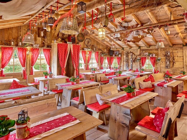 Gemütlicher Gastraum im rustikalen Stil, ideal als Firmenfeier Location in Bayern.