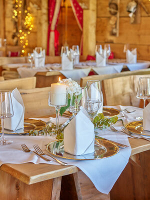 Stilvoll gedeckter Tisch in traditionellem Ambiente.