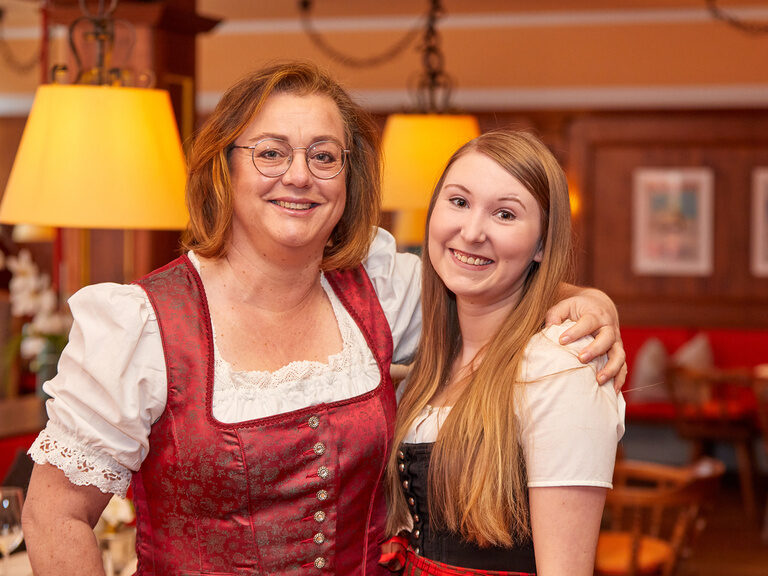 Zwei freundliche Mitarbeiter im Restaurant in Bad Griesbach – interessante Jobs bei Bad Griesbach verfügbar.