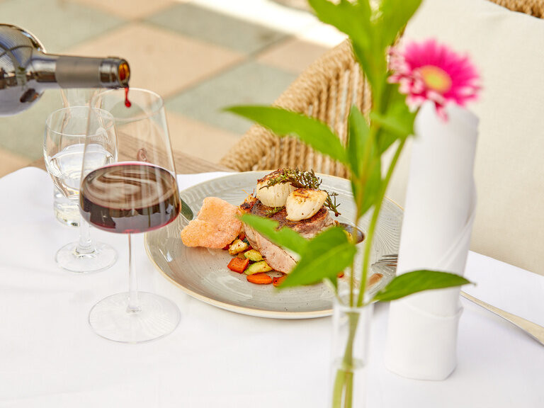 Köstliches Fleischgericht und Wein für Feinschmecker.