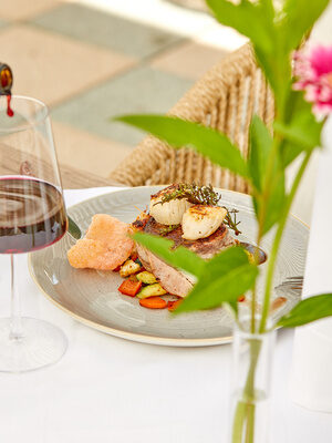 Köstliches Fleischgericht und Wein für Feinschmecker.
