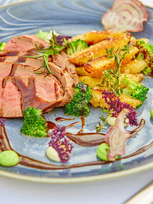 Rinderbraten mit Kräutern und Gemüse – eine kulinarische Köstlichkeit.