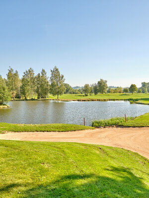 Der Golfplatz mit Teich und Sandbunkern bietet einen perfekten Blick für Besucher eines Golfhotels.