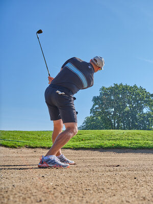 Ein Golfer schlägt den Ball aus dem Sandbunker auf einem Golfplatz in Bad Griesbach während eines Golfturniers.