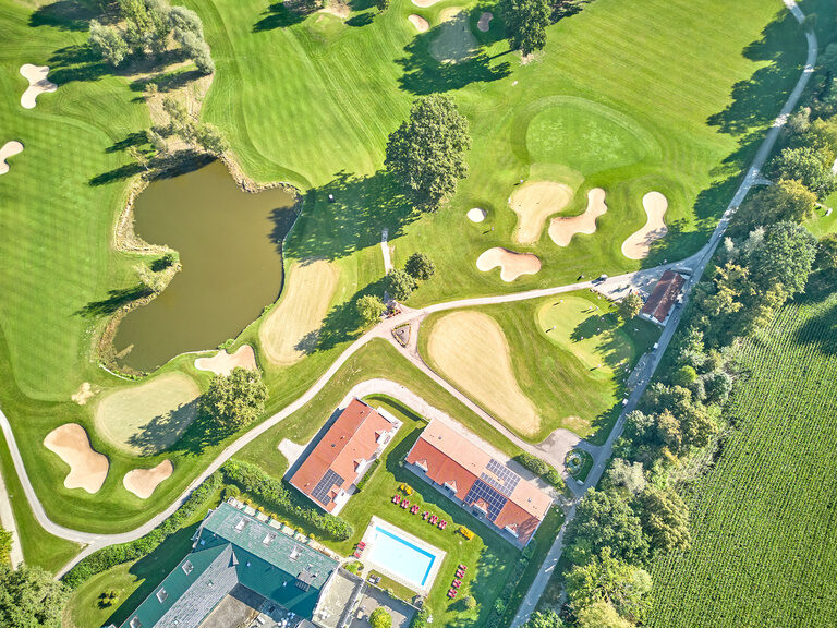 Luftaufnahme des Gutshofs bei Bad Griesbach mit Blick auf den Golfplatz und die umliegenden Grünflächen.