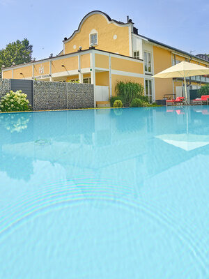 Ein Hotel mit Pool, perfekt für entspannende Stunden in einer modernen und idyllischen Umgebung.