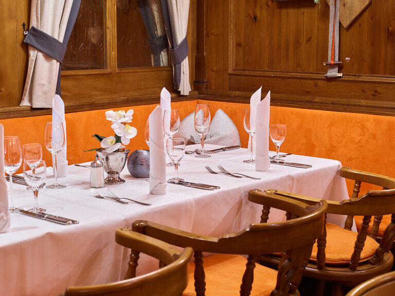 Festlich gedeckter Tisch mit weißen Servietten und eleganter Dekoration für Feiern im Gutshof.