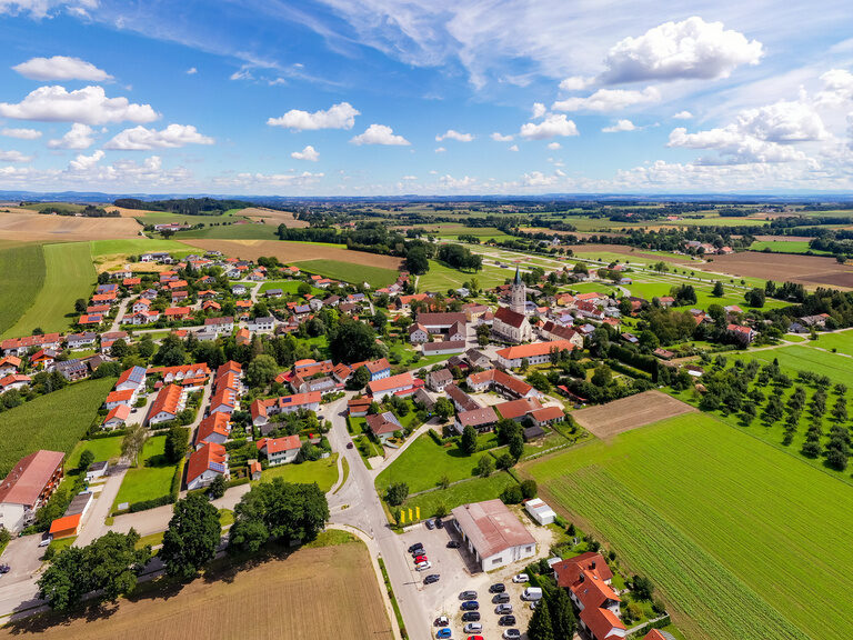 Panoramaansicht eines malerischen Dorfs mit Kirche und grüner Umgebung in der Nähe vom Luftkurort Bad Griesbach.