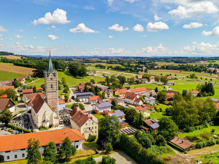Charmantes Dorf mit Kirche und malerischen Häusern, nahe einer Firmenfeier Location in Bayern gelegen.