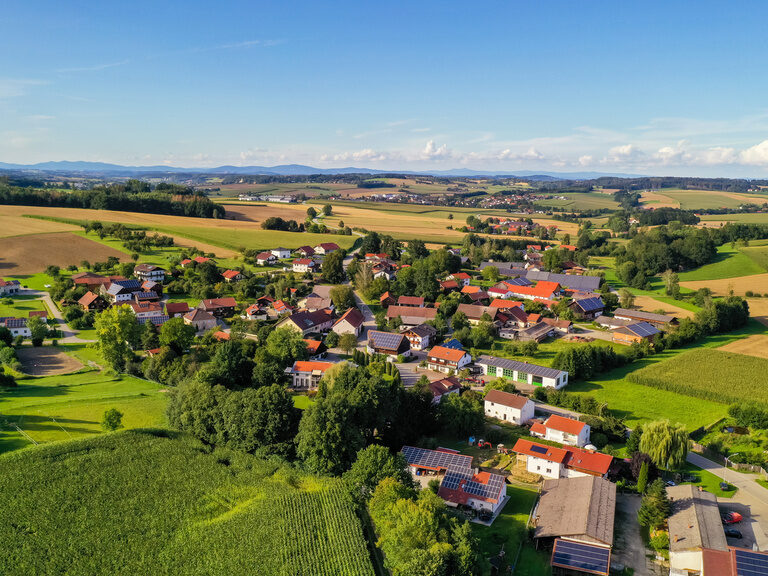 Ein idyllisches Dorf in der Umgebung lädt zum Erkunden und zum Wandern bei Bad Griesbach ein.
