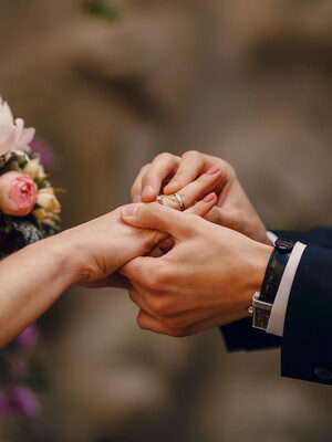 Nahaufnahme von Ringtauschmoment bei einer Hochzeit im Gutshof in Bayern, voller Liebe und Emotionen.