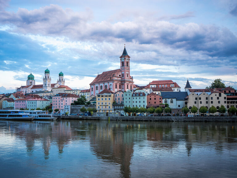 Die malerische Stadt Passau mit ihren Häusern und historischen Gebäuden, ein beliebtes Ziel für einen Radurlaub in Bayern.