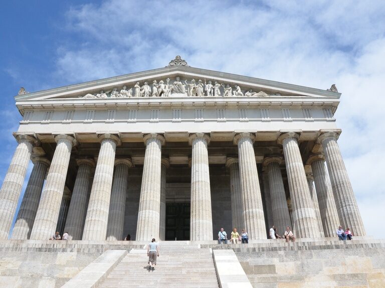 Die monumentale Fassade der Walhalla nahe Regensburg, ein historisches Highlight bei Ausflugszielen in Niederbayern.