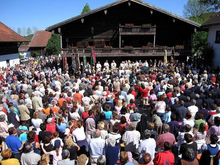 Traditionelle Feier vor einem historischen Bauernhaus, ein beliebtes Highlight bei den Ausflugszielen in Niederbayern.