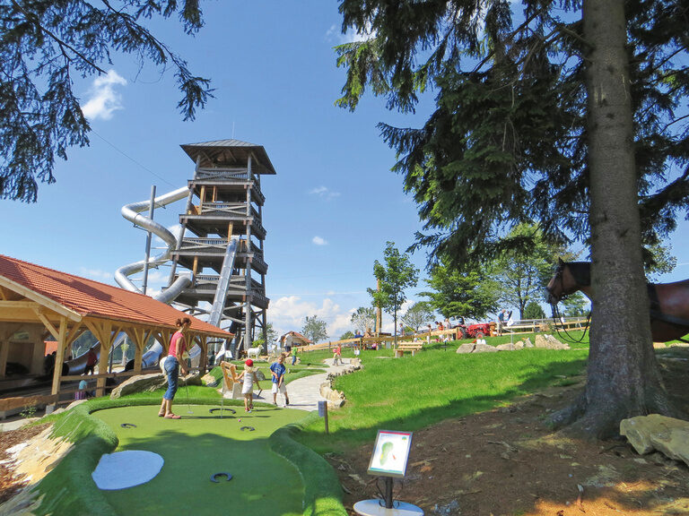 Abenteuerlicher Freizeitpark mit Aussichtsturm und Minigolf, ideal für Familien bei den Ausflugszielen in Niederbayern.
