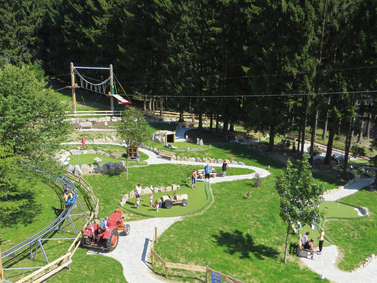 Blick auf die Aktivitäten im Freizeitpark, der zu den vielseitigen Ausflugszielen in Niederbayern zählt.