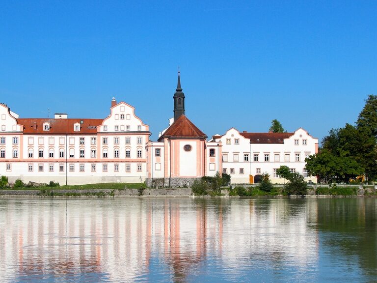 Das prachtvolle Kloster Aldersbach spiegelt sich im Wasser, ein beeindruckendes Ziel bei Ausflugszielen in Niederbayern.