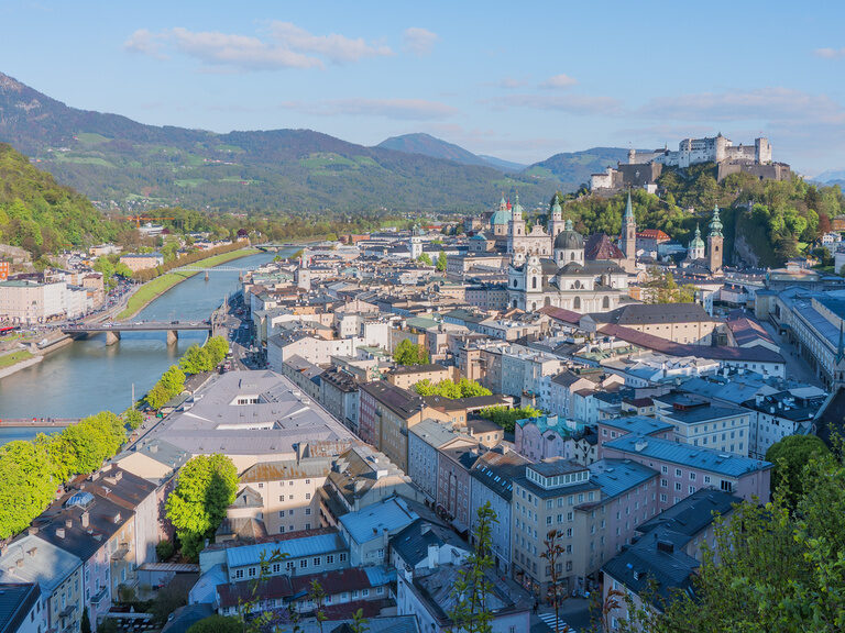 Ausblick auf die malerische Stadt Salzburg mit Alpenpanorama.
