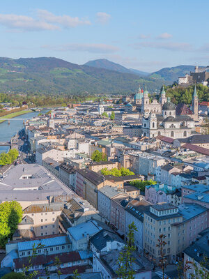 Panorama der malerischen Stadt Salzburg mit Alpenkulisse.