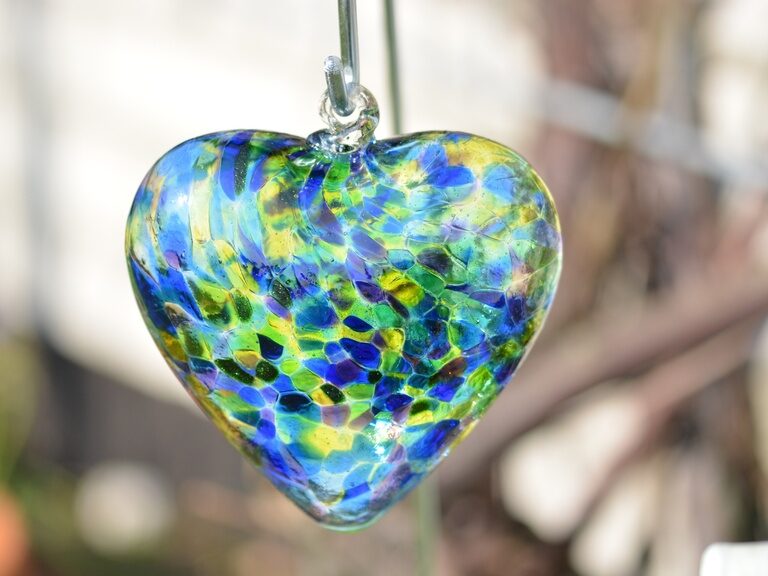 Handgefertigtes Glas Herz in leuchtenden Farben – ein Souvenir, das beim Shopping in Bad Griesbach entdeckt werden kann.