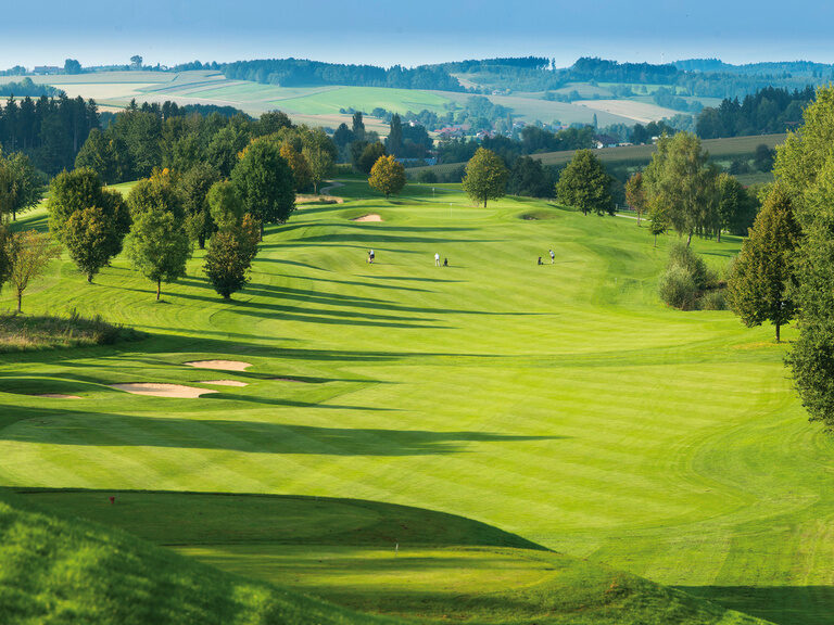 Ein weiter Blick über gepflegte Fairways der Golfplätze in der Nähe von Bad Griesbach.