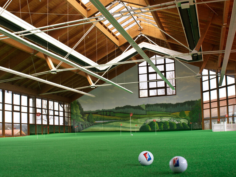 Indoor-Trainingsbereich mit Kunstrasen auf einem Golfplatz in der Nähe von Bad Griesbach.